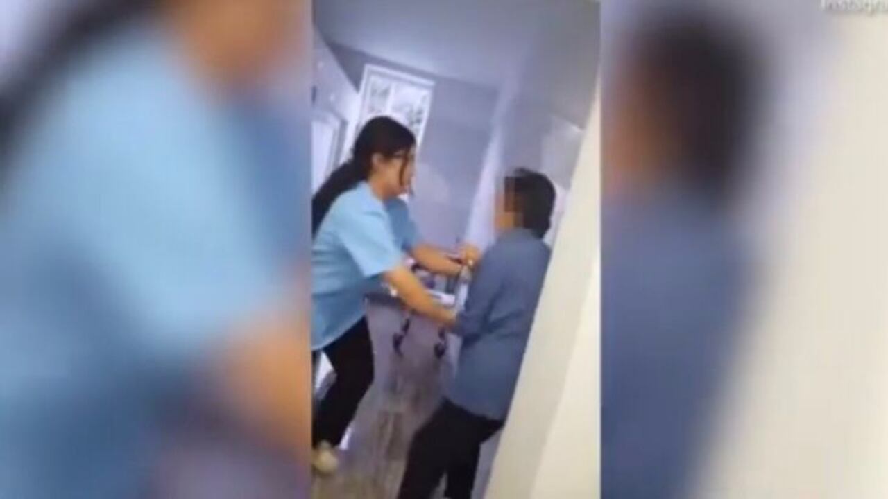 En el video se muestra como la enfermera tomó a la anciana bruscamente de los brazos y la puso contra una pared.
