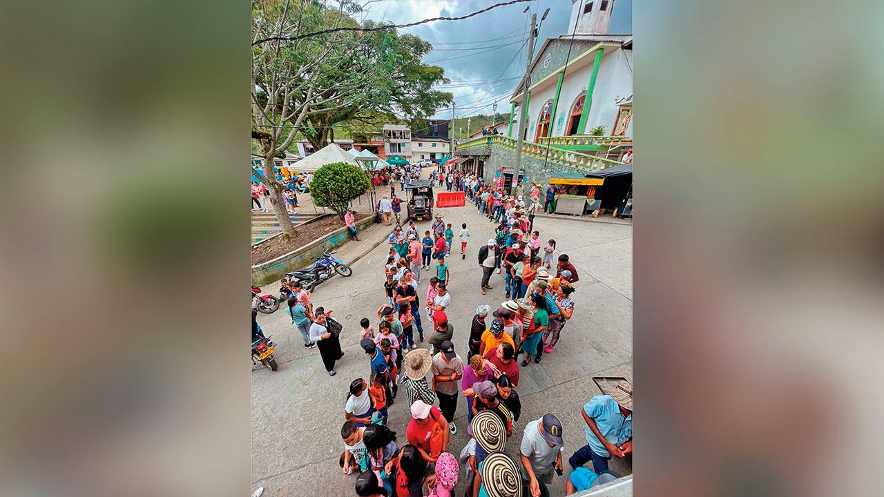 El más reciente desplazamiento numeroso de la comunidad, líderes sociales y campesinos ocurrió en Briceño, Antioquia. 
