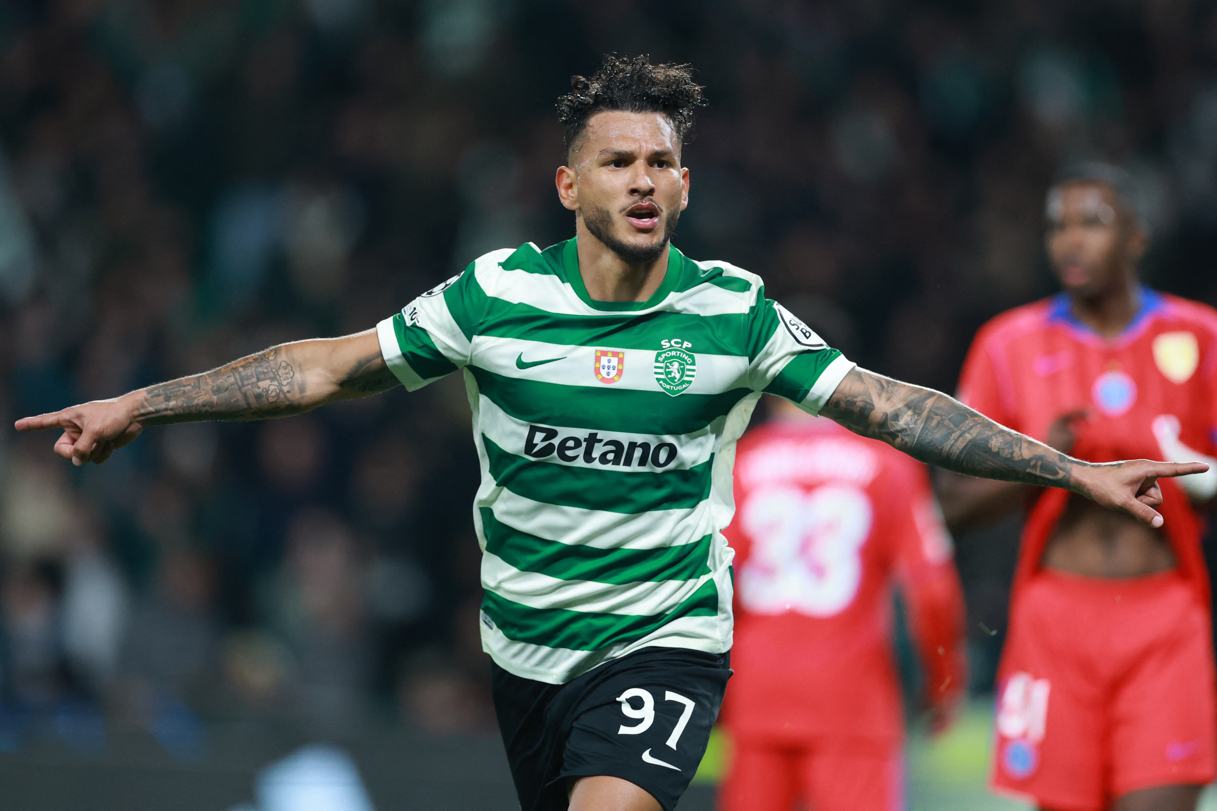 El delantero colombiano #97 del Sporting de Lisboa, Luis Suárez, celebra el primer gol del partido de la jornada 7 de la fase de liga de la UEFA Champions League entre el Sporting CP y el Paris Saint Germain en el estadio José Alvalade de Lisboa, el 20 de enero de 2026. (Foto de PATRICIA DE MELO MOREIRA / AFP)