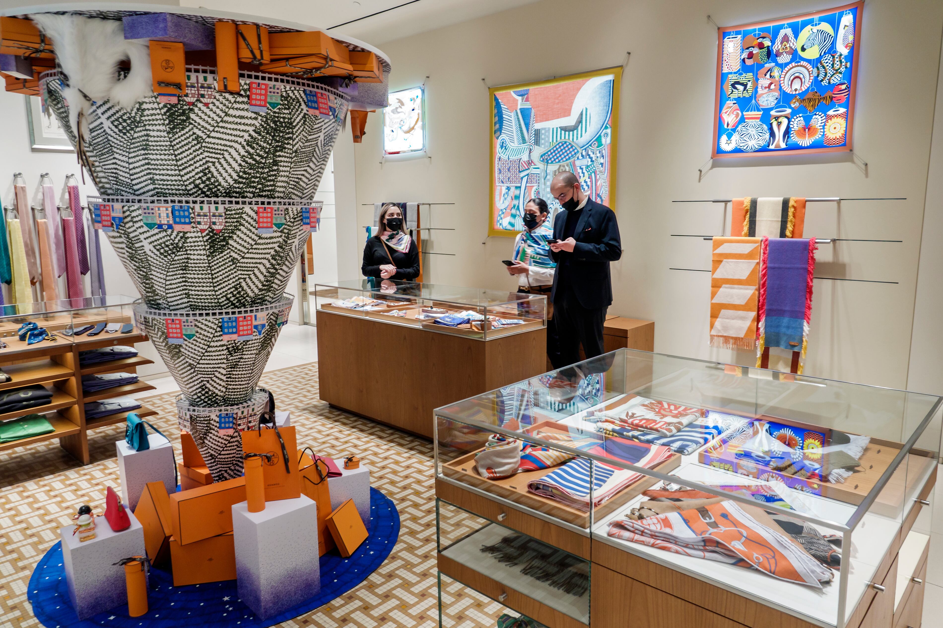 La marca ha optado por trasladar íntegramente este costo adicional a sus consumidores estadounidenses, una estrategia que refleja su sólida posición en el mercado y su capacidad para mantener el valor de sus productos exclusivos.