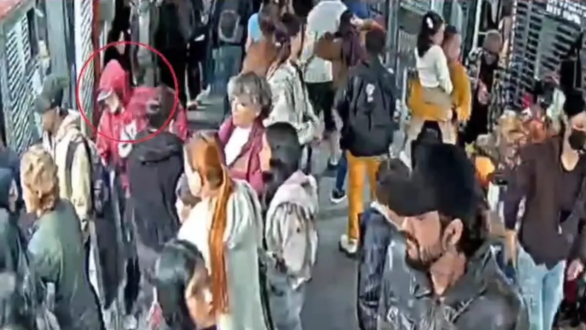 El sujeto de rojo es uno de los principales hombres de la banda criminal.