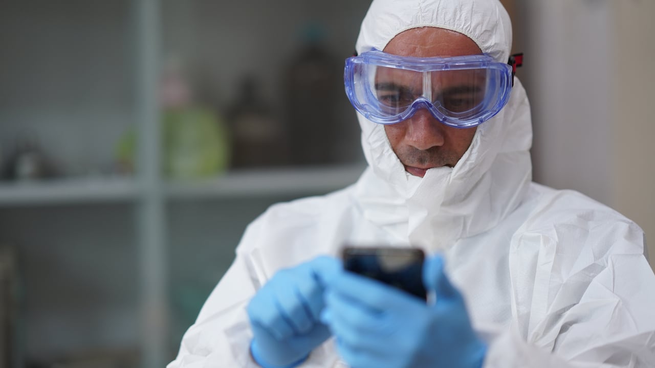 Un estudio alertó sobre la alta cantidad de bacterias que pueden acumularse en la pantalla de un celular.
