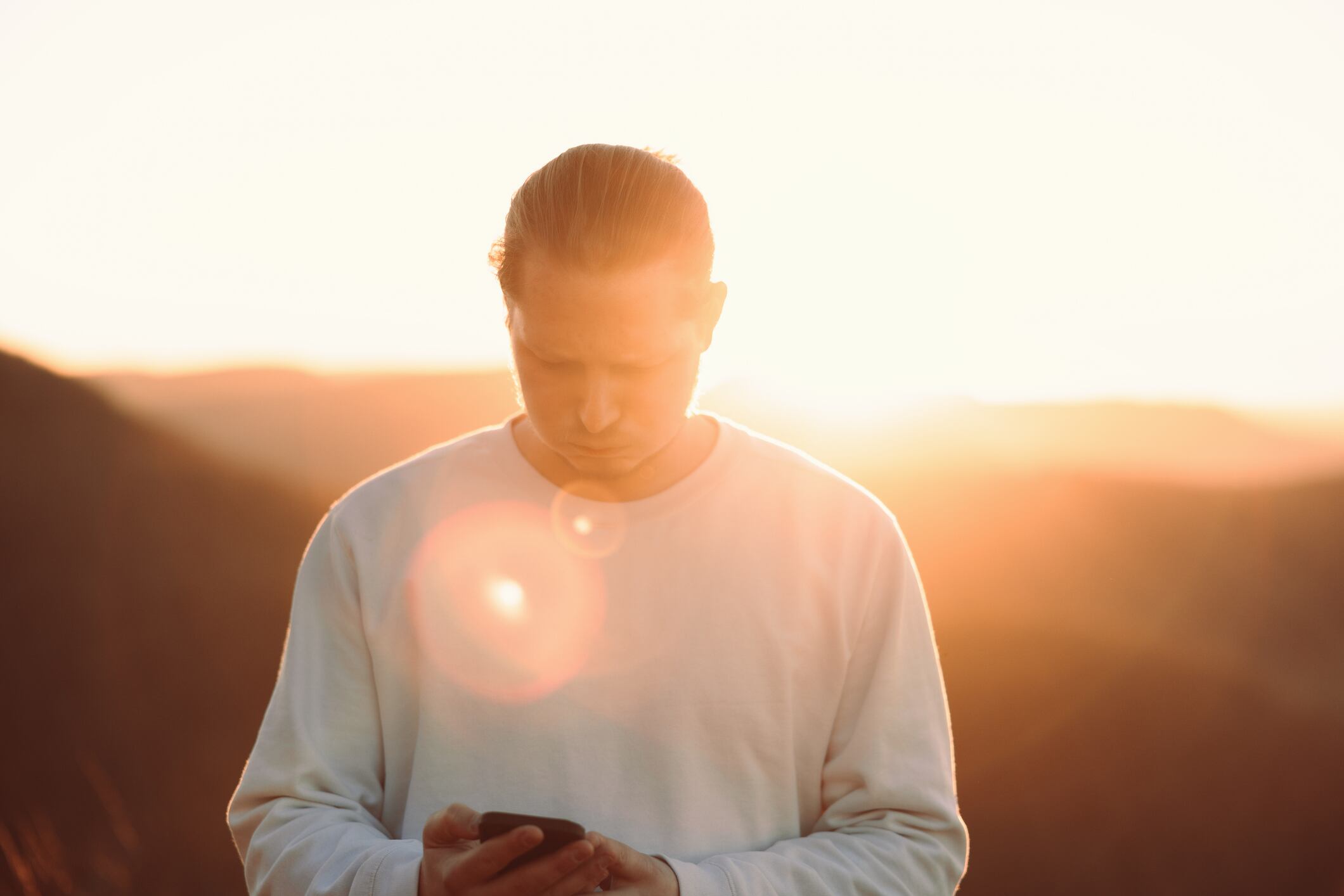El uso del celular bajo temperaturas elevadas, común en esta época, compromete su funcionamiento energético.