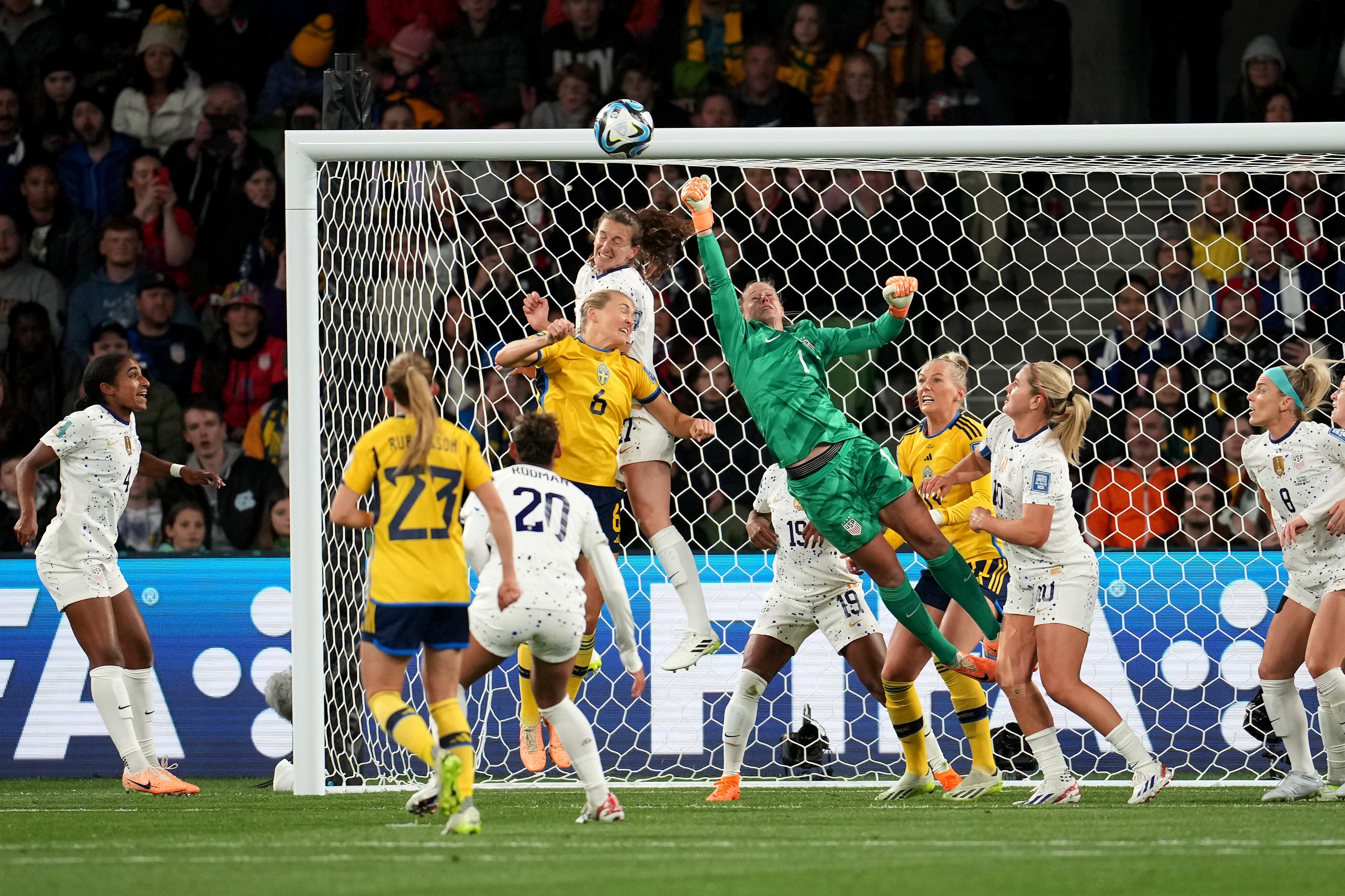 Alyssa Naeher #1 de Estados Unidos despeja el balón de puños mientras Magdalena Eriksson #6 de Suecia va por el cabezazo durante el primer tiempo del partido de octavos de final de la Copa Mundial Femenina de la FIFA Australia & Nueva Zelanda 2023 entre Suecia y Estados Unidos en el Estadio Rectangular de Melbourne el 06 de agosto de 2023 en Melbourne, Australia.
