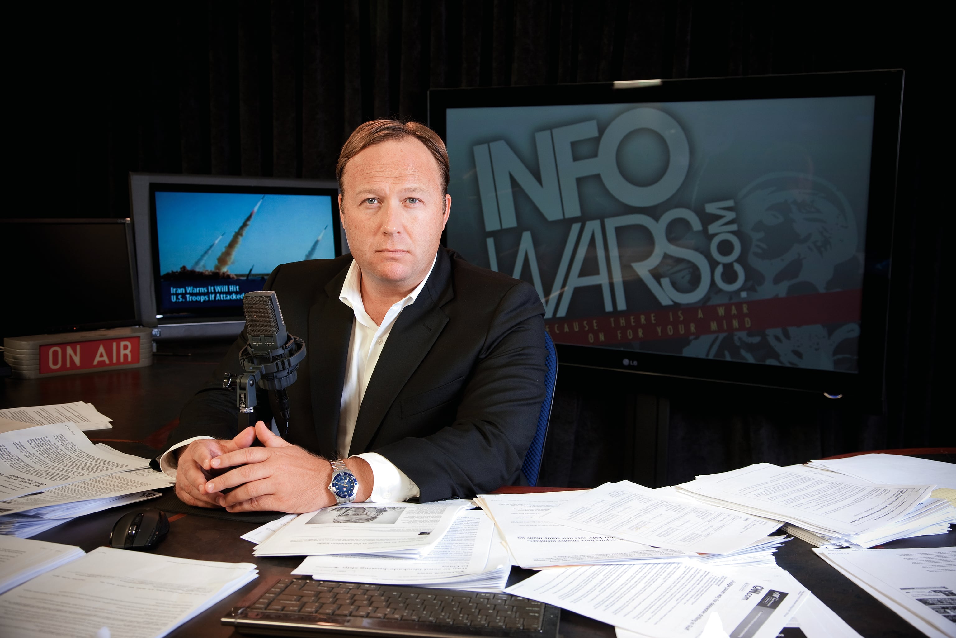 Alex Jones, creador de l portal InfoWars, en el estudio de Austin Texas, en 2010. Foto: James Cheadle/Getty Images.
