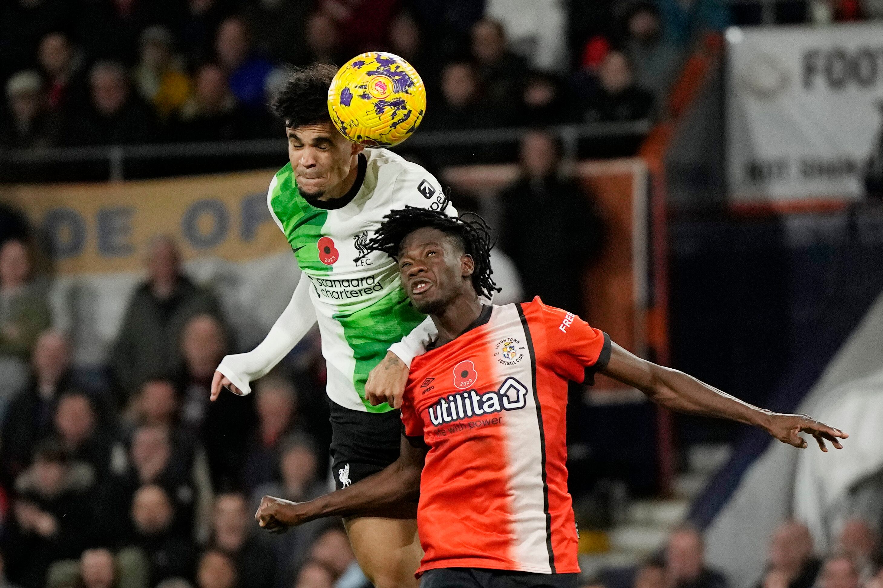 Momento en que Luis Díaz anota el gol del empate ante el Luton por la Premier League.