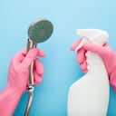 Aprender a limpiar los orificios de la ducha del moho y óxido pegado no solo mejora la apariencia del baño, sino que también asegura un flujo de agua óptimo.