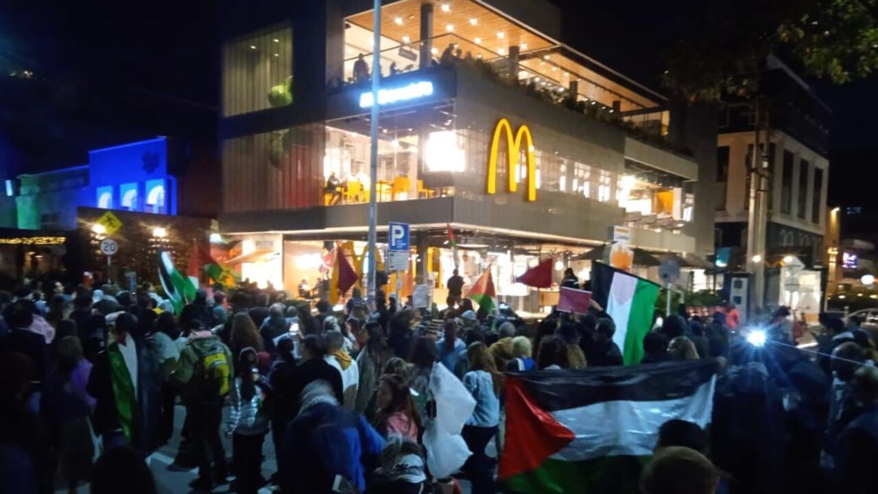 Manifestantes en apoyo a Palestina afuera de McDonald´s de la 93.