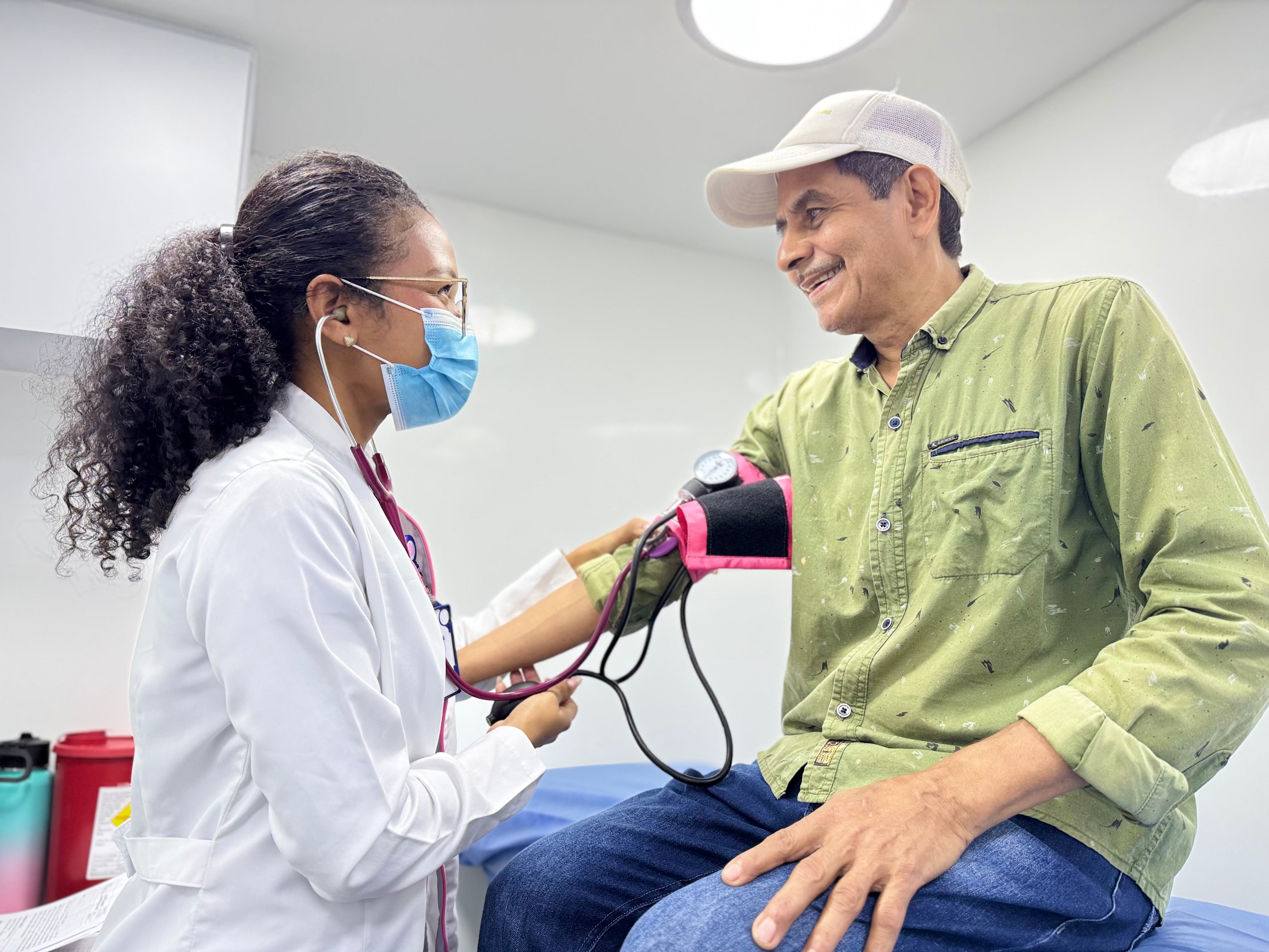 Tres de sus Unidades Móviles
recorren zonas urbanas periféricas y áreas rurales con una oferta integral que incluye medicina general, odontología, salud mental, pruebas diagnósticas básicas, vacunación y suministro de medicamentos.