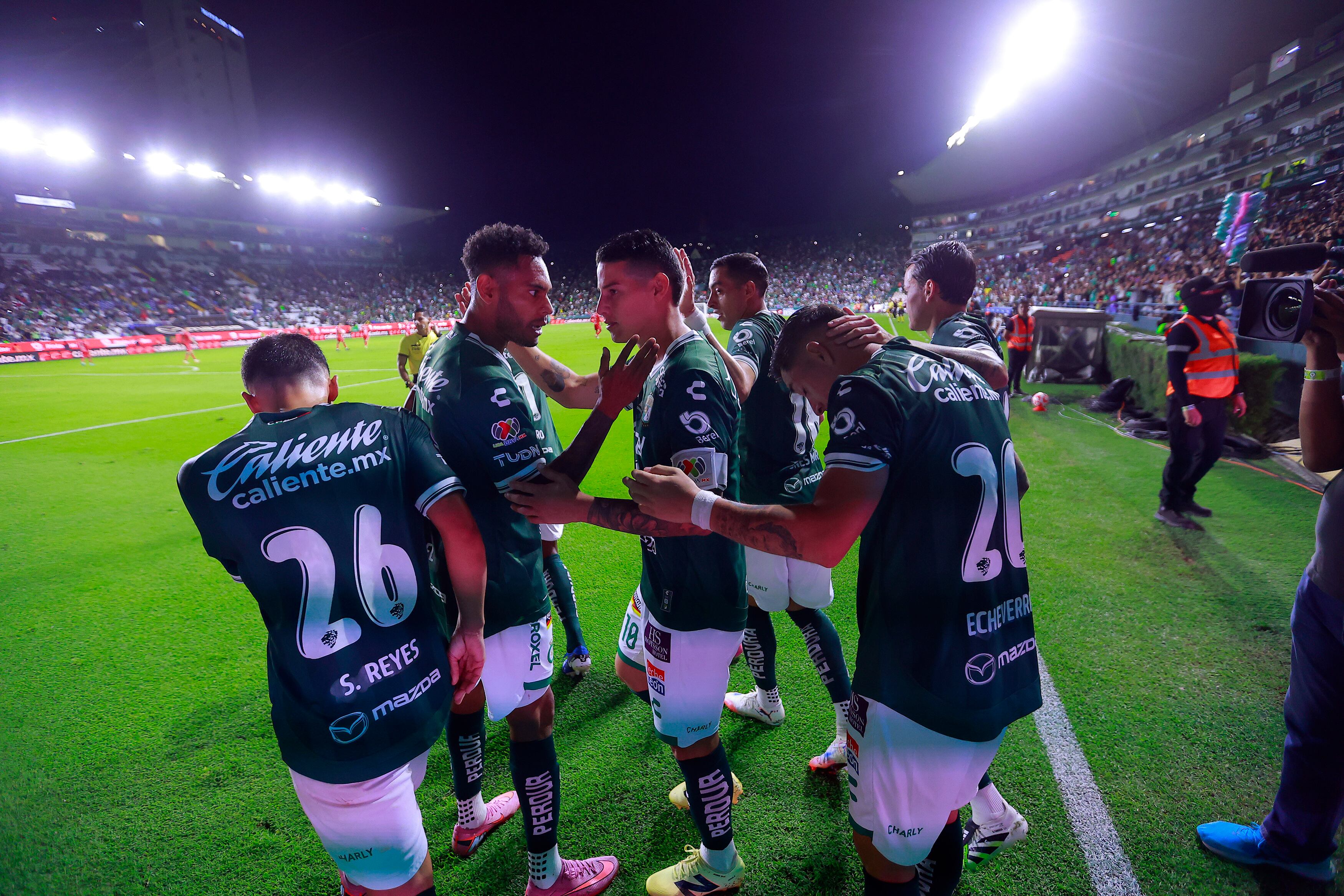 James Rodríguez recibiendo las felicitaciones de sus compañeros en Club León