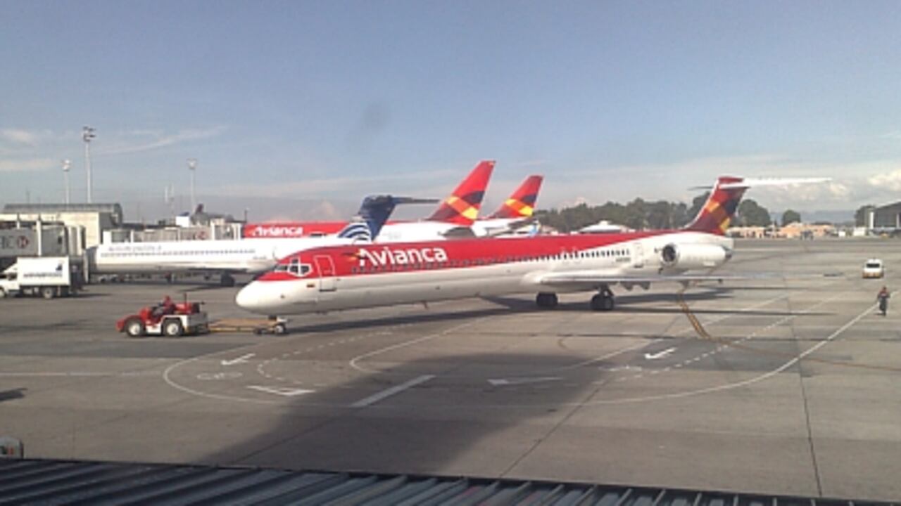 El cierre de 500 metros de la pista norte del aeropuerto El Dorado ocasionó el día de ayer el retrazo, por más de 4 horas, de vuelos nacionales e internacionales.