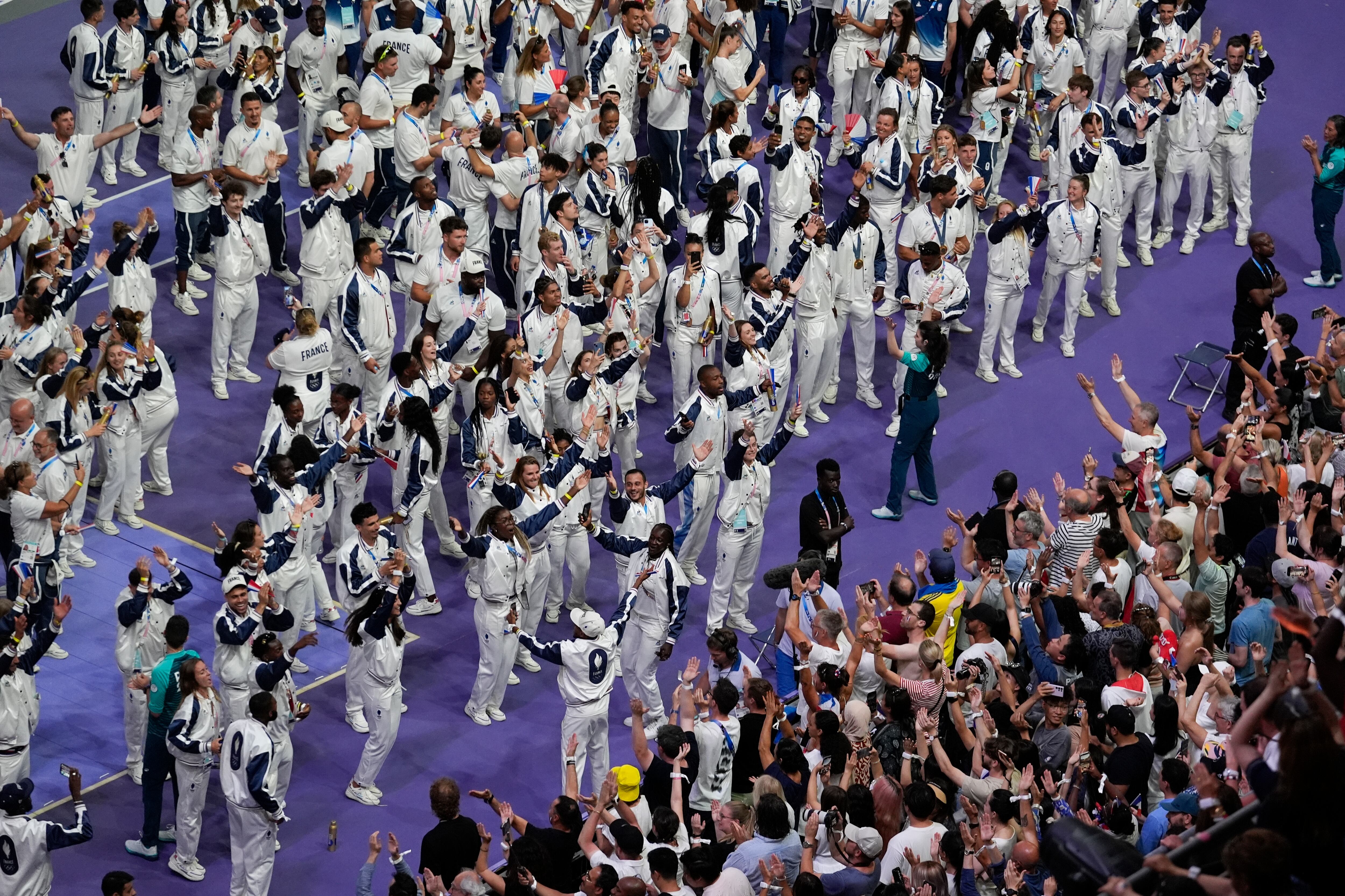 Los atletas franceses saludan a la multitud durante la ceremonia de clausura de los Juegos Olímpicos de Verano de 2024 en el Stade de France, el domingo 11 de agosto de 2024, en Saint-Denis, Francia. (Foto AP/Rebecca Blackwell)
