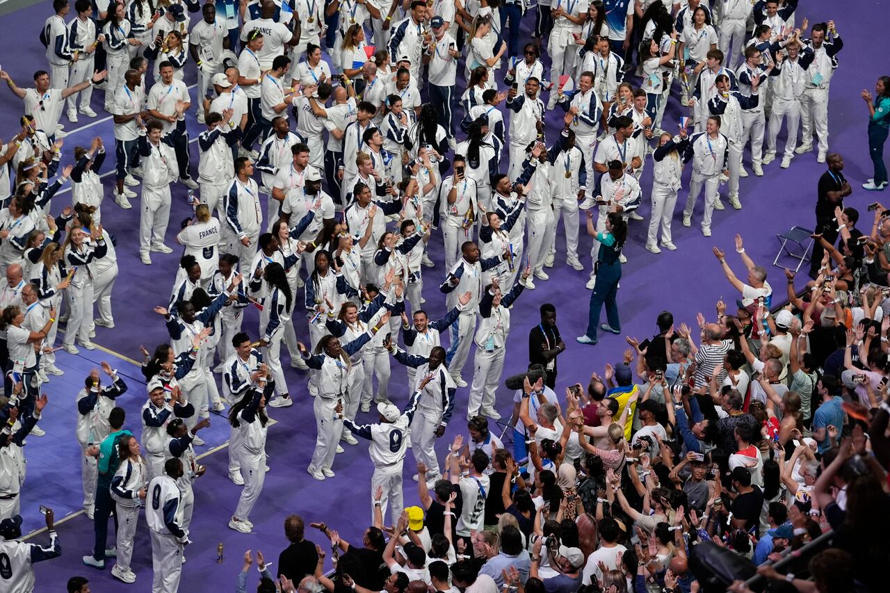 Los atletas franceses saludan a la multitud durante la ceremonia de clausura de los Juegos Olímpicos de Verano de 2024 en el Stade de France, el domingo 11 de agosto de 2024, en Saint-Denis, Francia. (Foto AP/Rebecca Blackwell)