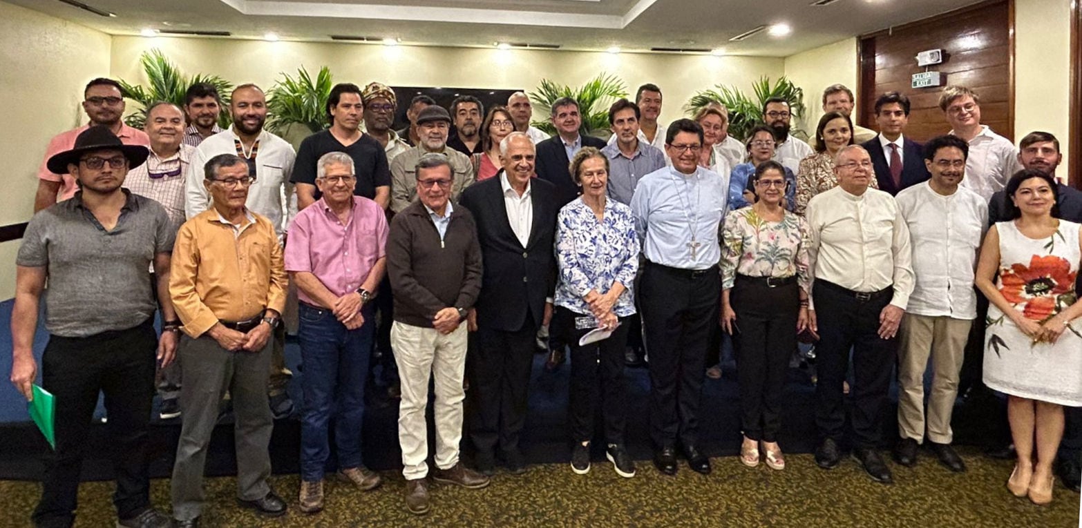 El expresidente Ernesto Samper, junto con los negociadores de paz del Gobierno y del ELN.