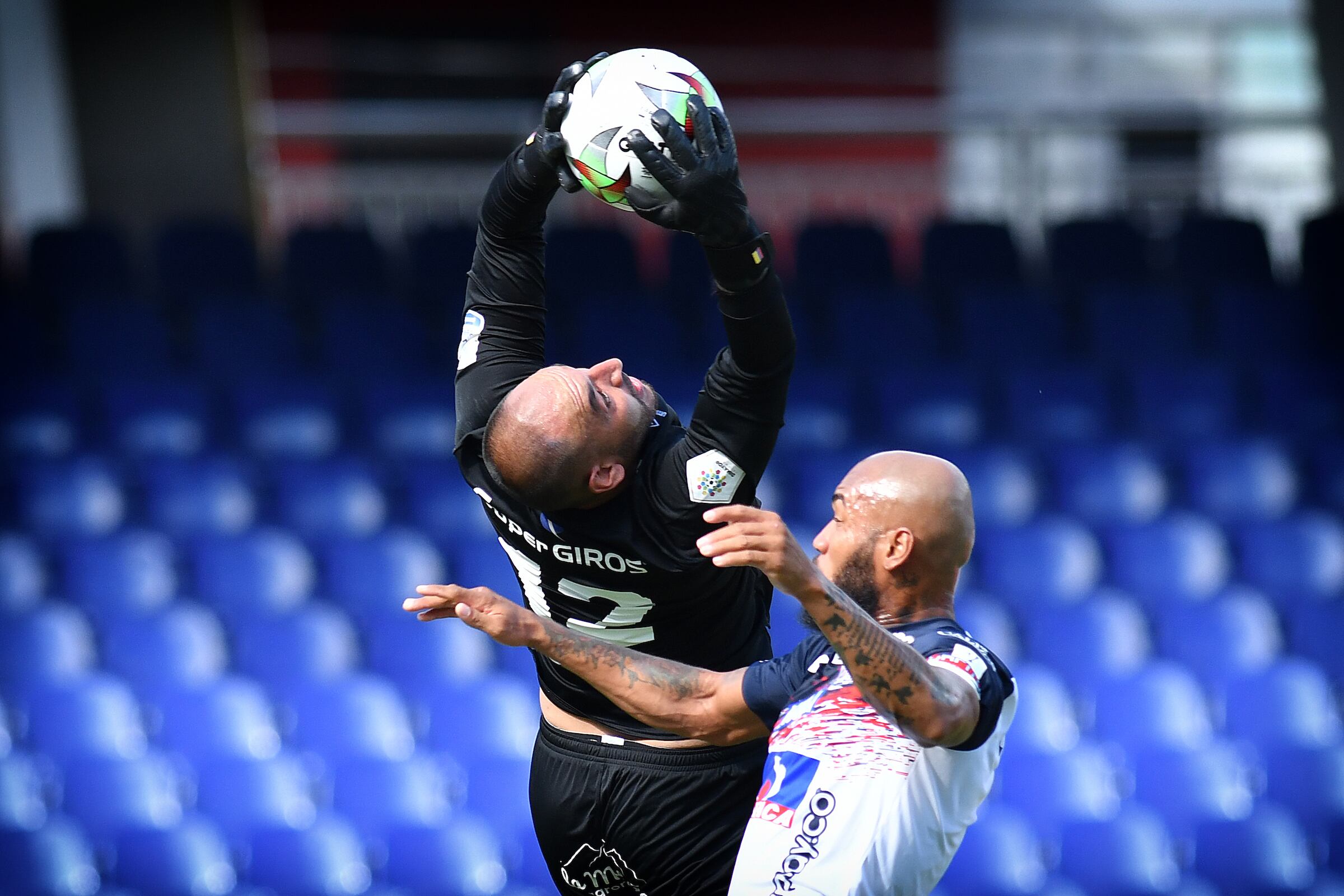 CALI - COLOMBIA, 17-07-2021: Diego Novoa del América disputa el balón con Fredy Hinestroza de Atlético Junior durante partido por la fecha 1 como parte de la Liga BetPlay Dimayor II 2021 entre América de Cali y Atlético Junior jugado en el estadio Pascual Guerrero de la ciudad de Cali.
Fotos: VizzorImage / Nelson Rios / Cont.