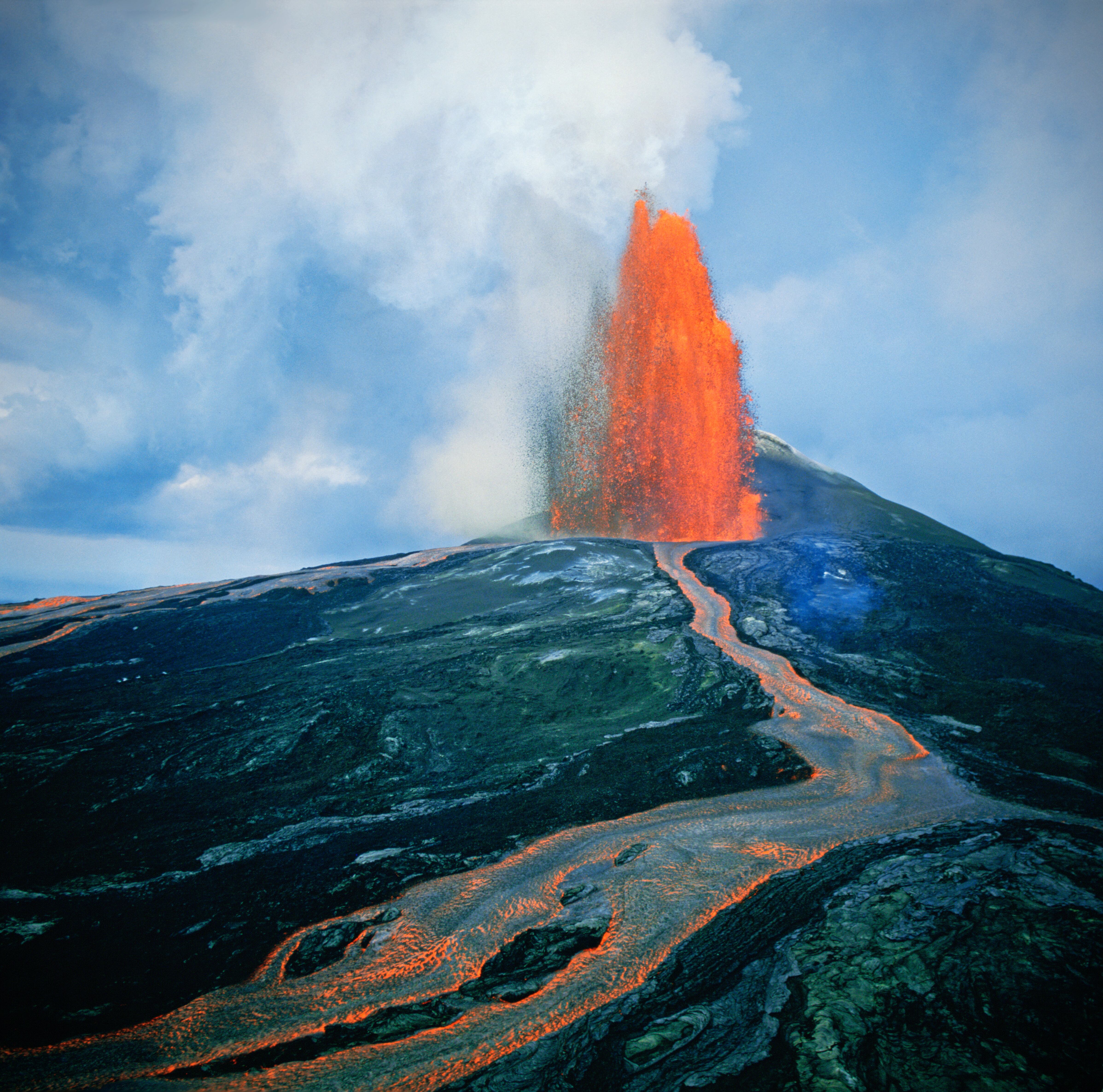 Uno de los mayores volcanes activos del mundo, el Kilauea, volvió a erupcionar este miércoles en Hawái lanzando lava.