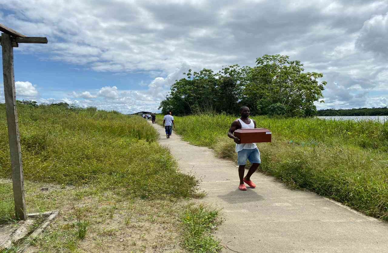 Unas 1.000 familias de las comunidades de Vigía del Fuerte, Pogue, Bellavista Viejo y Nuevo, entre otras poblaciones, participaron en una ceremonia de homenaje para las personas que se resguardaron en la iglesia de Bojayá, lugar en el que explotó el cilindro en 2002.  Foto: Unidad Nacional de Víctimas. 