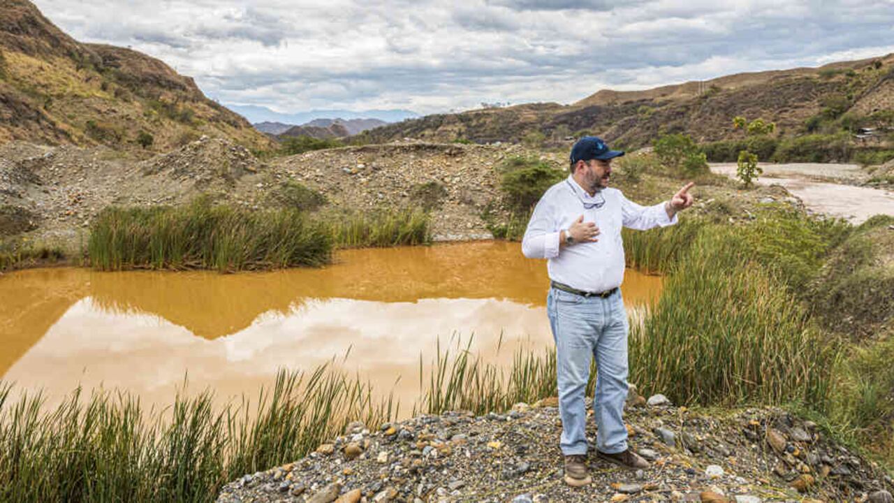 El río Sambingo, prácticamente seco, por causa de la minería ilegal. El defensor del Pueblo, Carlos Alfonso Negret lo visitó.