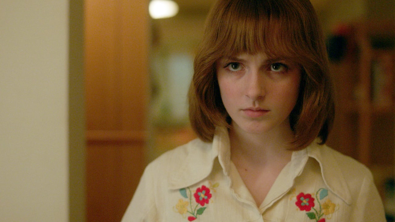 Jan Broberg, una niña de 12 años, que crecía en una comunidad mormona en los Estados Unidos de los años 70, se vio envuelta en la obsesión de un amigo cercano a la familia. (Photo by: Peacock)