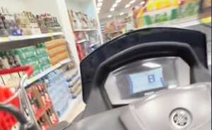 Hombre en moto entra a mercar a D1