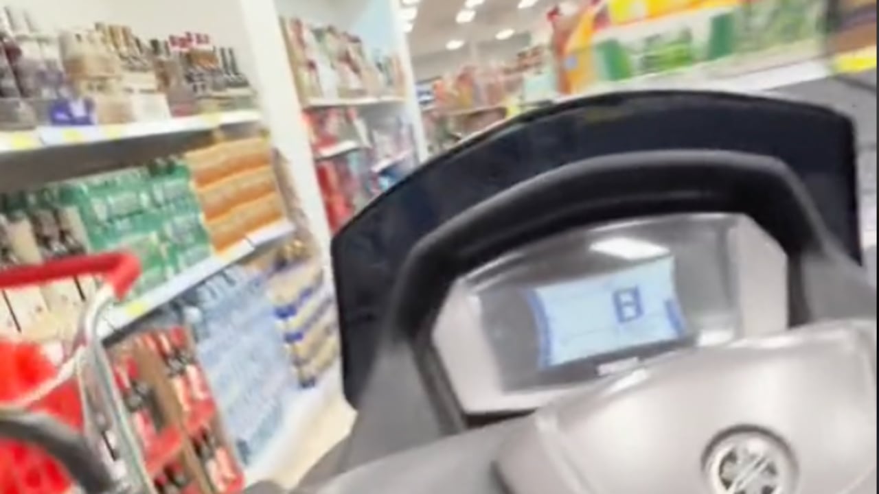 Hombre en moto entra a mercar a D1