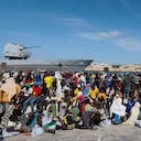Los migrantes esperan ser trasladados desde la isla de Lampedusa al continente, el viernes 15 de septiembre de 2023. Lampedusa, que está más cerca de África que el continente italiano, se ha visto abrumada esta semana por miles de personas que esperan llegar a Europa desde Túnez, que ha reemplazado a Libia como la principal base de operaciones para las operaciones de tráfico de migrantes en el Mediterráneo. (Cecilia Fabiano/LaPresse vía AP)