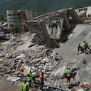 Equipos de rescate del Ejército mexicano buscan a personas atrapadas en edificios colapsados tras los terremotos que afectaron a La Guaira, Venezuela.