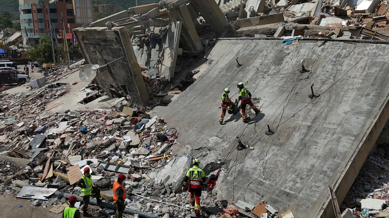 Equipos de rescate del Ejército mexicano buscan a personas atrapadas en edificios colapsados tras los terremotos que afectaron a La Guaira, Venezuela.