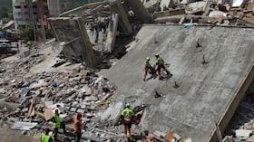 Equipos de rescate del Ejército mexicano buscan a personas atrapadas en edificios colapsados tras los terremotos que afectaron a La Guaira, Venezuela.