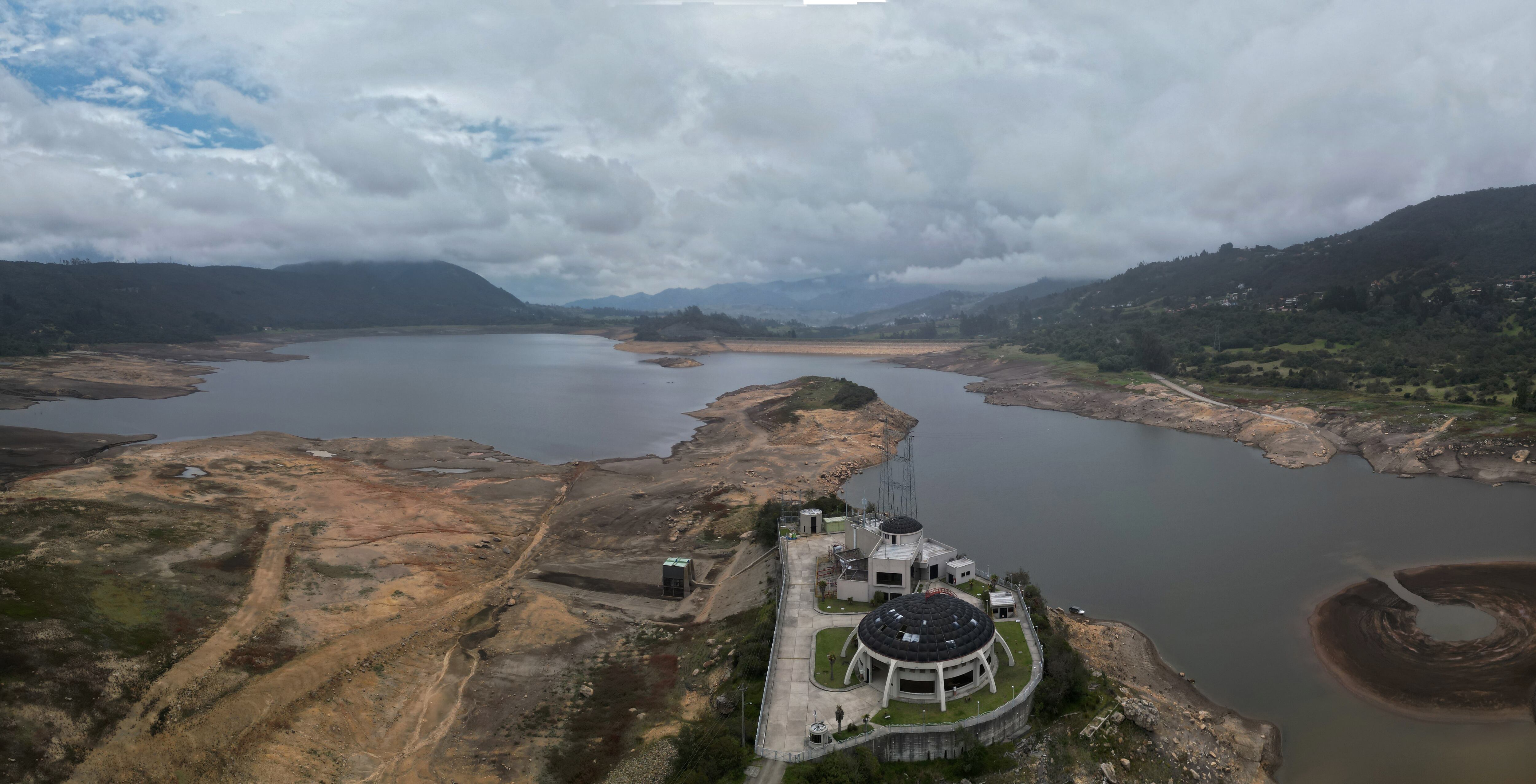 Embalse de San Rafael en el municipio de La Calera con nivel bajo a causa del fenómeno de El Niño
Abril 8 del 2024
Foto Guillermo Torres Reina / Semana