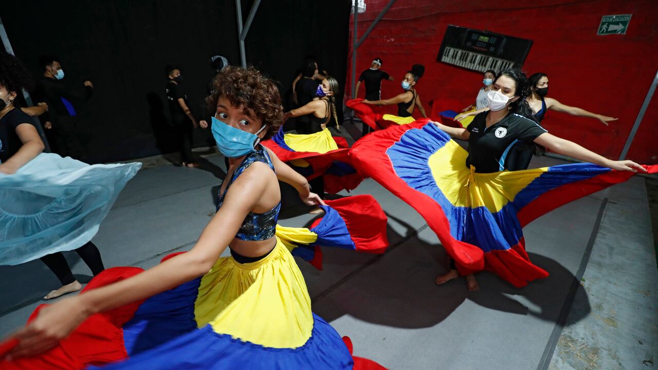 Las bailarinas de la compañía de danzas "Mónica Lindo", en Barranquilla, deben usar tapabocas incluso cuando bailan, mientras se preparan para el carnaval virtual 2021.
Foto Guillermo Torres Reina / Semana
