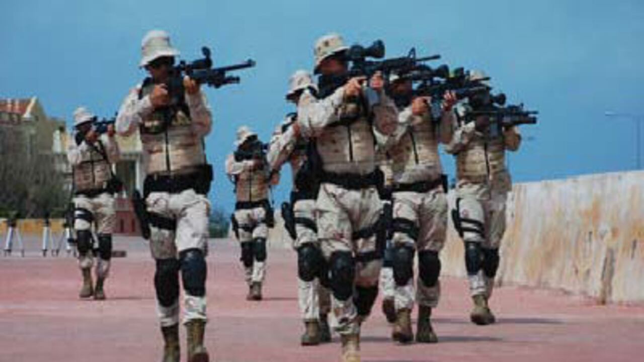 Unidades de las fuerzas especiales de la Armada, patrullan sobre la muralla en la ciudad vieja de Cartagena. Hay más de 7.000 miembros de la Armada desplegados sobre tierra, mar y aire en la Heróica.