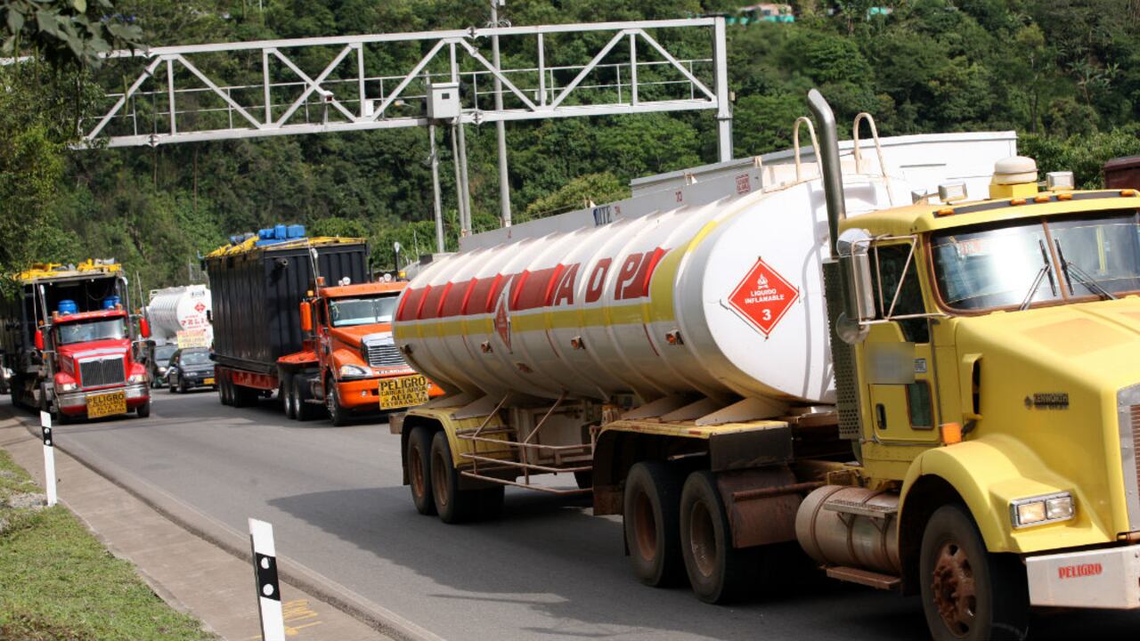 Camiones de carga pesada están paralizados desde hace seis días por el cierre de la vía al Llano.