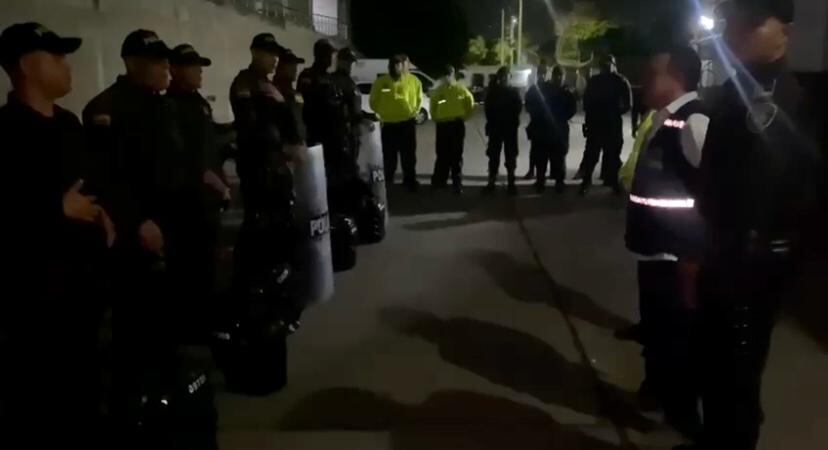 Los uniformados se prepararon para entrar al plantel penitenciario