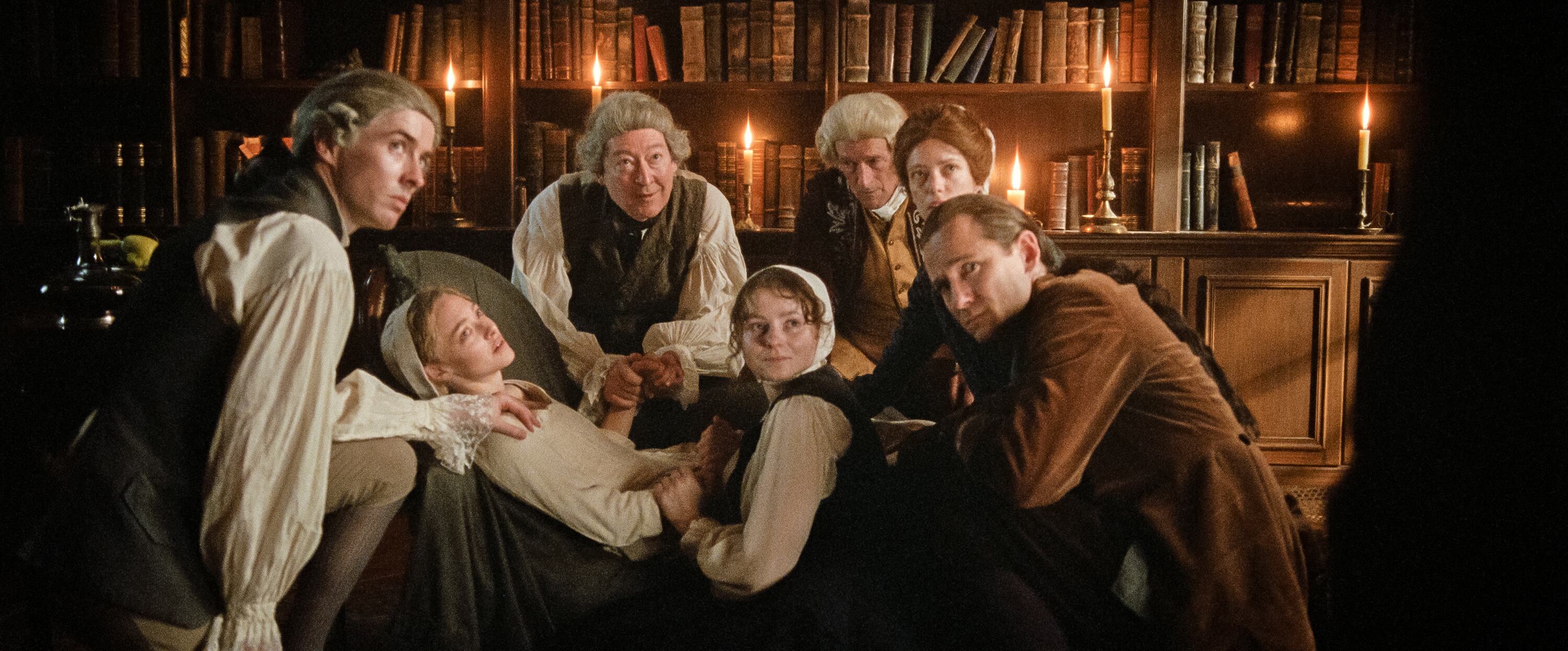 Amanda Seyfried y reparto en 'El Testimonio de Ann Lee'. Foto: © 2025 Searchlight Pictures.