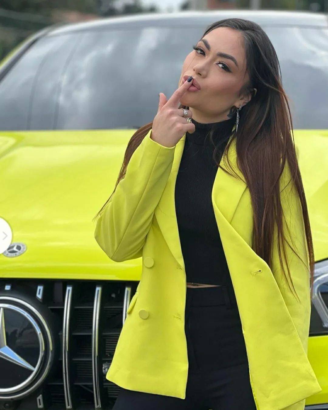 Epa Colombia junto a uno de sus carros más lujosos.