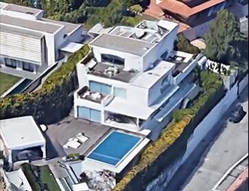 La cantante y el exfutbolista no han podido desprenderse de ciertas propiedades en España.