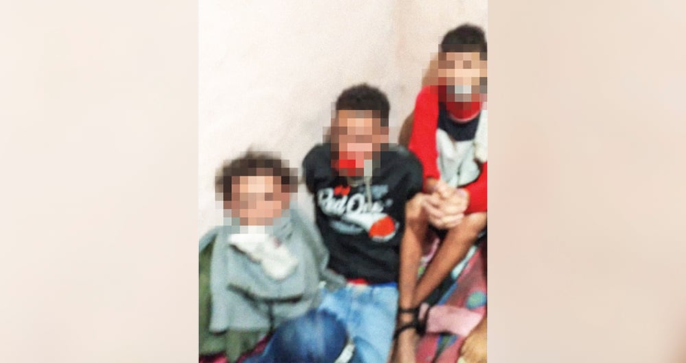 Amarrados de pies y manos, con la boca tapada, estos hombres iban a ser torturados. 