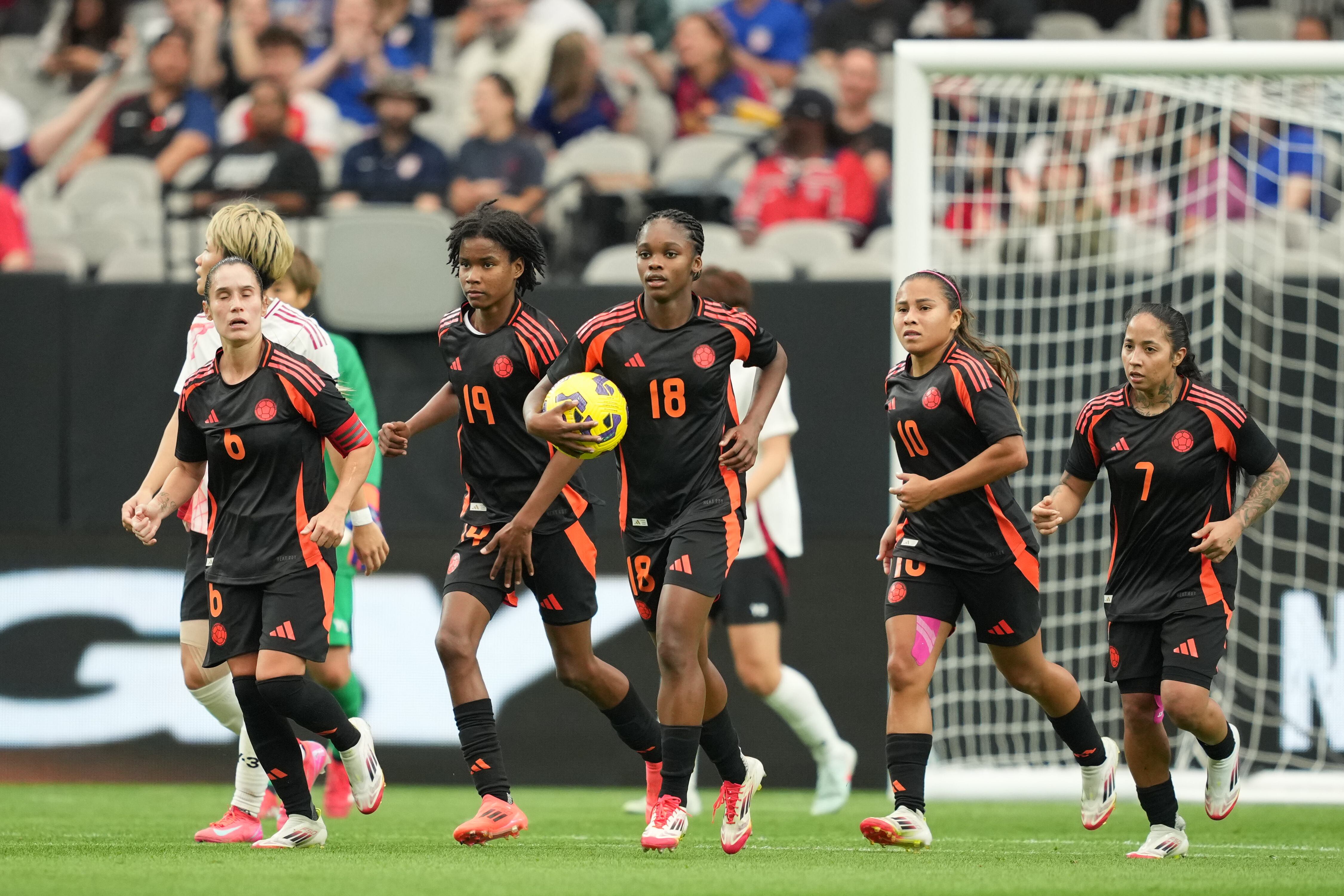 Linda Caicedo #18 de Colombia regresa al círculo central después de anotar al final de la primera mitad contra Japón en el State Farm Stadium el 23 de febrero de 2025 en Glendale, Arizona.