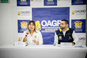 La gobernadora encargada Adriana Truco y Daniel Franco, Director Departamental de la Oficina para la Gestión del Riesgo y Atención de Desastres.