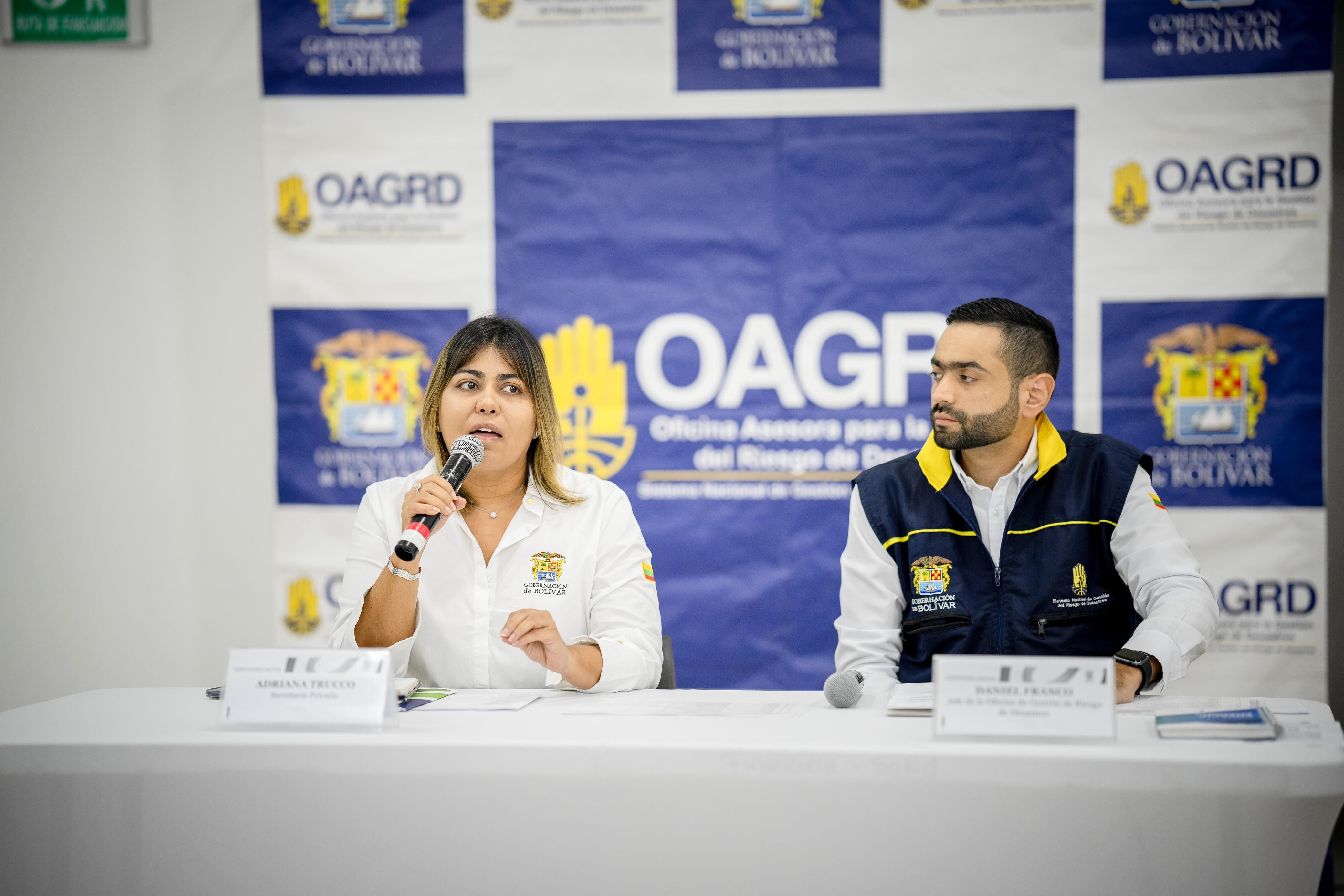 La gobernadora encargada Adriana Truco y Daniel Franco, Director Departamental de la Oficina para la Gestión del Riesgo y Atención de Desastres.