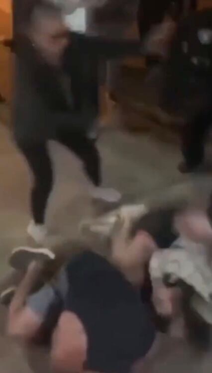 Los Marines se protegían con sus manos de los golpes que recibían por parte de los adolescentes