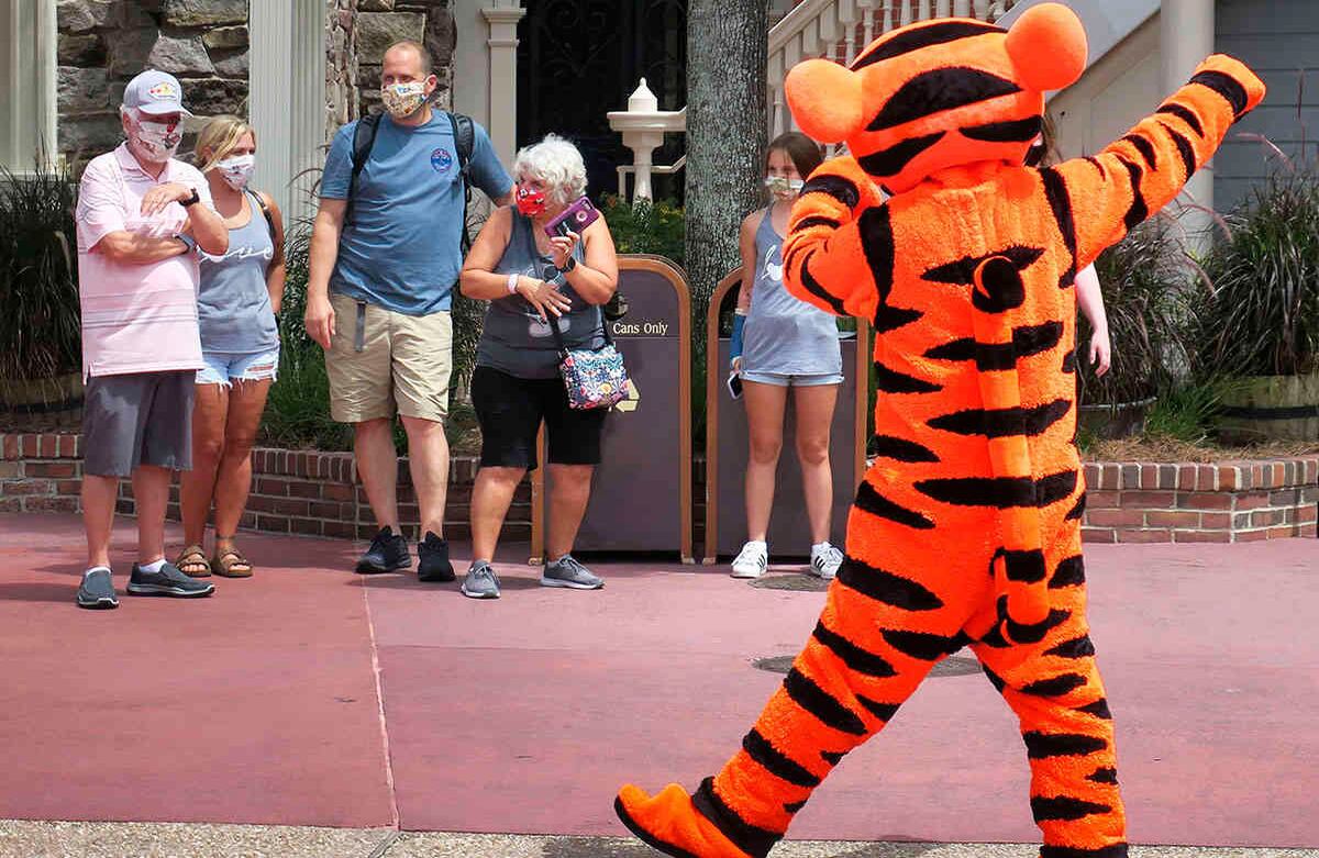 Magic Kingdom y Animal Kingdom abrieron el pasado sábado, mientras que Epcot y Disney‘s Hollywood Studios lo hicieron el 15 de julio. Aunque las boletas se compran de forma virtual, las largas filas fueron una constante para ingresar.