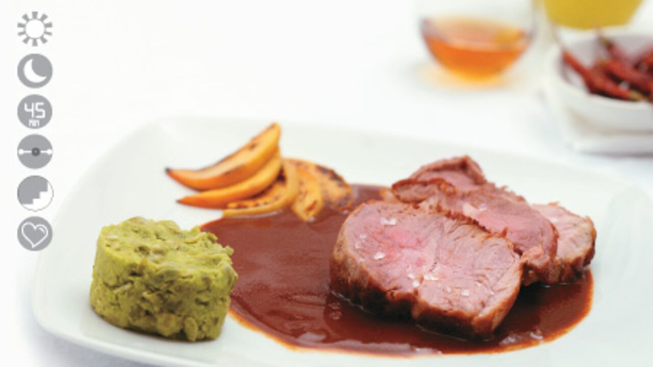 Lomo de cerdo con mole colorado