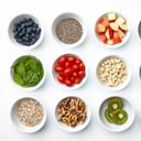 Una agrupación de varios superalimentos. Arándanos, chía, manzanas, uvas, espinacas, tomates, uvas, anacardos, pepitas, semillas de girasol, nueces, kiwi, avena