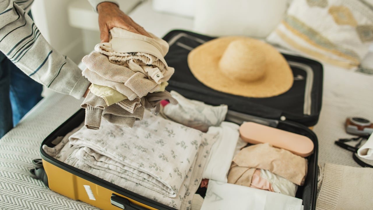 Hay métodos sencillos con el fin de empacar la maleta de manera adecuada y ganar espacio.