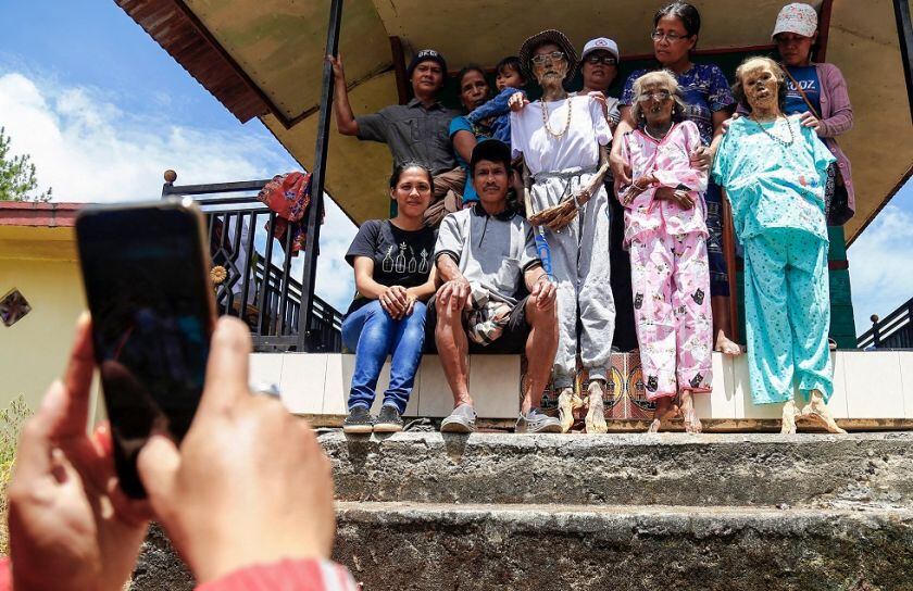 Miembros de la etnia toraja preparando los cuerpos de los familiares exhumados. ANDRI SAPUTRA AFP