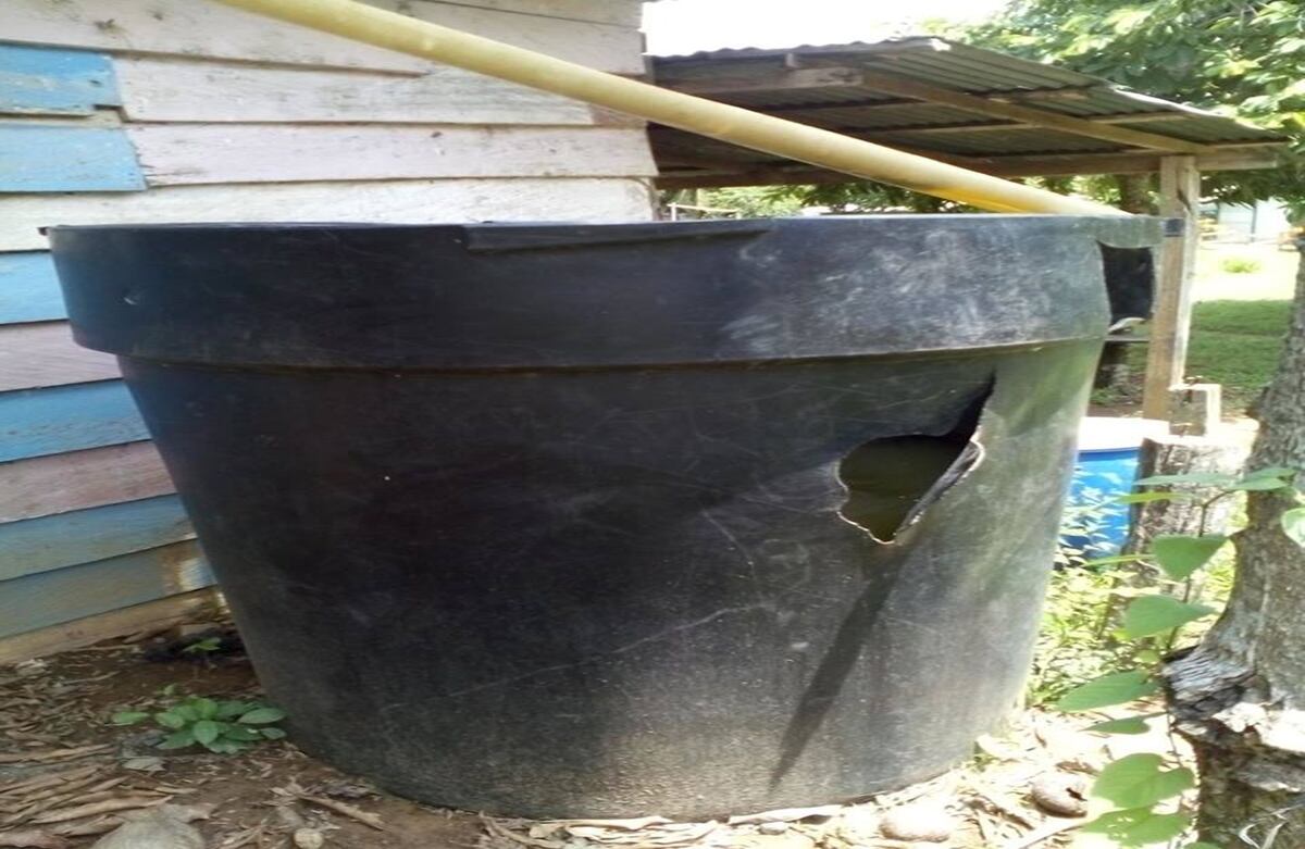 Este es el tanque de almacenamiento de agua. Está roto hace varios años
