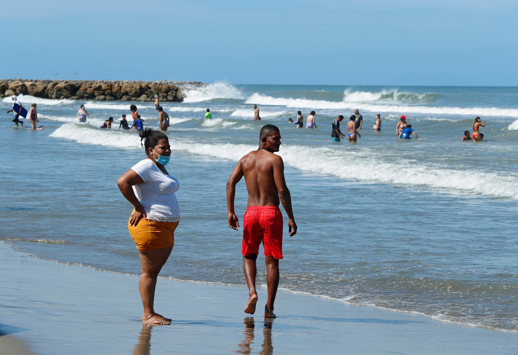 Los salvavidas deben valerse de su habilidad para nadar y su fuerza física, pues los implementos de rescate que reciben son mínimos.
Cartagena, enero 10 del 2021.
Foto Guillermo Torres Reina / Semana