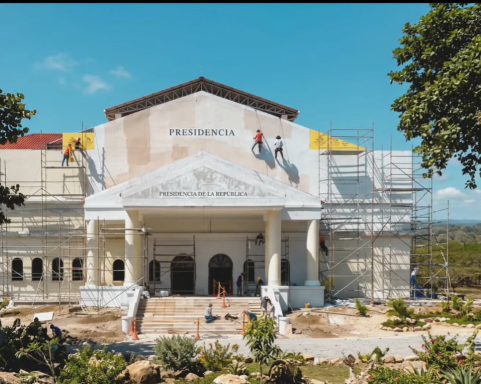 Abelardo de la Espriella defendió la sede de trabajo que tendrá en Barranquilla como parte de su estrategia de descentralización, negó que se esté construyendo un nuevo palacio presidencial y aseguró que el mobiliario será adquirido con recursos propios para luego donarlo al Estado.